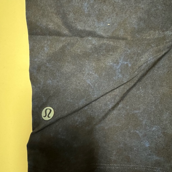 Lululemon Mens Blue Patterned Linerless Shorts Size S -NWT - Picture 2 of 5